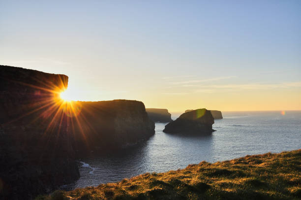 sunny cliffs of kilkee in ireland county clare sunset. tourist destination - kilkee imagens e fotografias de stock