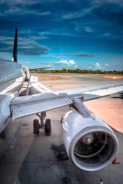 авиация: cfm-56 5b4/p двигатель - двигатель 2 (левый двигатель) airbus a320 - pr-m - latam airlines - аэропорт куяба (cgb / sbcy), бразилия - tip off стоковые фото и изображения