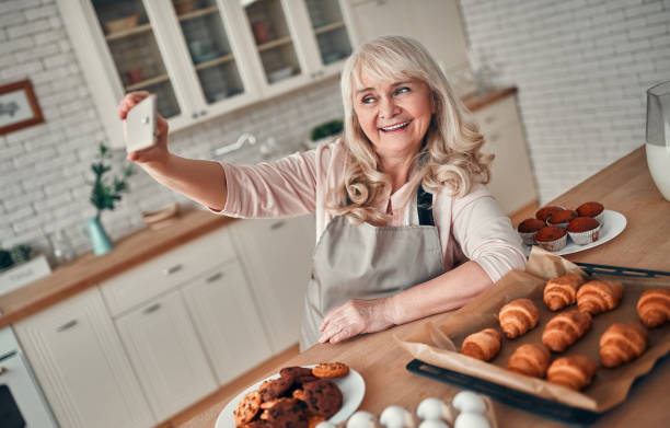 donna anziana in cucina - muffin blueberry muffin blueberry food foto e immagini stock