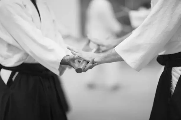 Touching the sword fighting partners. Rituals of aikido