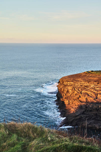 sunny cliffs of kilkee nella contea irlandese clare sunset. destinazione turistica - kilkee foto e immagini stock