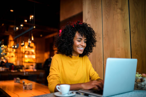 mulher de sorriso que usa o portátil na barra. - computer coffee laptop business - fotografias e filmes do acervo