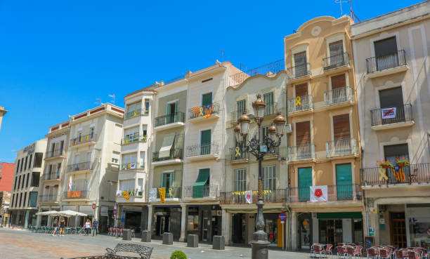 plaça mercadal, le centre-ville de reus, espagne. tournage en juin 2018 - reus espagne photos et images de collection