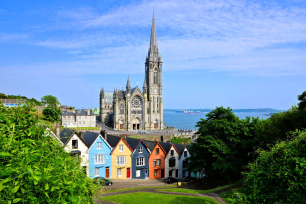 maisons colorées de rangée avec la cathédrale en arrière-plan, cobh, comté de cork, irlande - county cork photos et images de collection