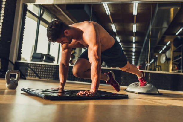 자신의 상태와 균형에 대 한 작업 - body building gym human muscle effort 뉴스 사진 이미지