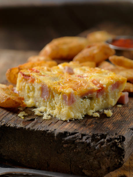 西洋フリッタータとフライドポテト、ハム、ピーマン、チェダーチーズ - omelet breakfast eggs onion ストックフォトと画像