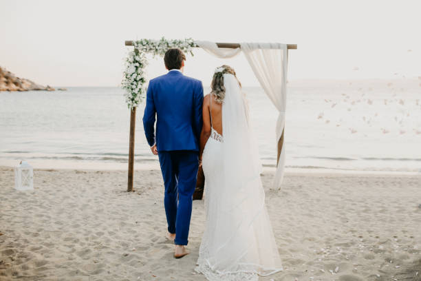novia y novio - boda playa fotografías e imágenes de stock