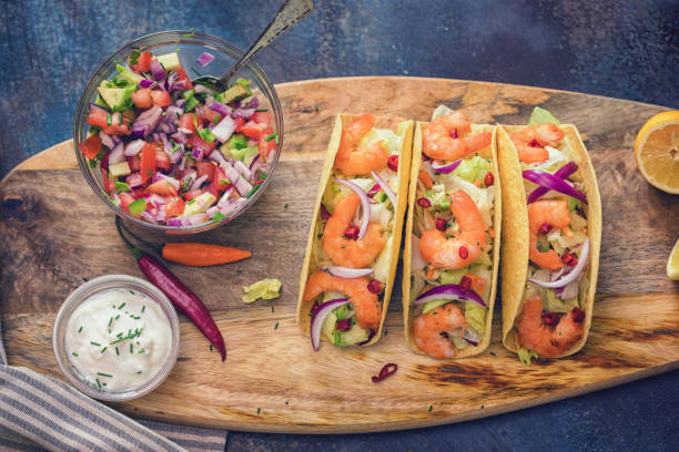 hausgemachte garnelen-tacos mit würzigem avocado-salat - sandwich avocado prepared shrimp bread stock-fotos und bilder