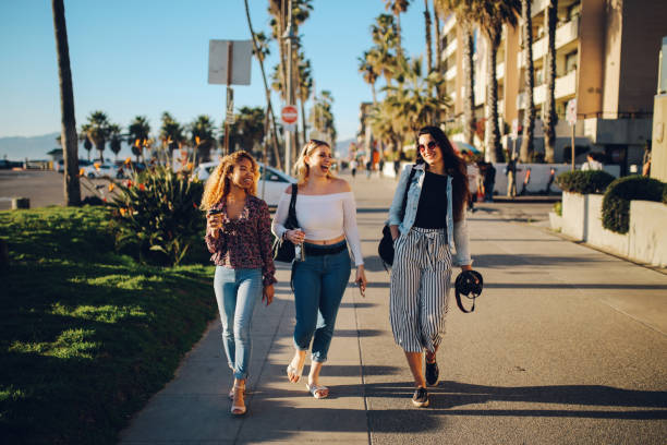 la のベニスビーチで散歩を楽しむ若い女性の友人、カリフォルニア州 - santa monica city of los angeles beach los angeles county ストックフォトと画像