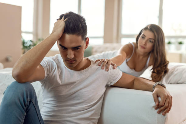 el joven se siente enojado con su novia en el dormitorio. - pleading men women forgiveness fotografías e imágenes de stock