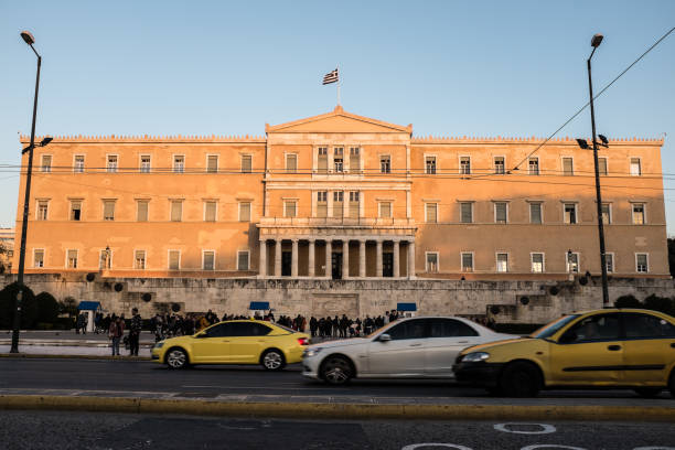 atenas, greece, o parliament no quadrado de syntagma - honor guard protection security guard tourist - fotografias e filmes do acervo