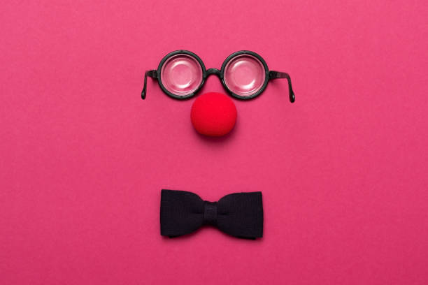 occhiali divertenti, naso da clown rosso e cravatta giacciono su uno sfondo colorato, come un viso. - eyeware foto e immagini stock