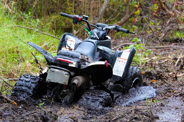 closeup of a quad stuck in mud - mud dirt road road dirt imagens e fotografias de stock