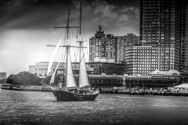 imagem preto e branco da navigação do sailboat no rio de hudson em manattan - manattan - fotografias e filmes do acervo