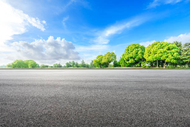 asphalt road ground and green woods in the countryside nature park - via pública imagens e fotografias de stock