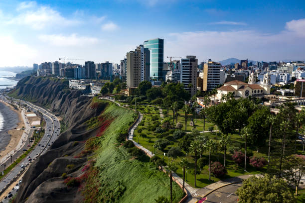 vue aérienne du parc de miraflores et larcomar, projectile de drone du paysage urbain de lima - lima peru photos et images de collection