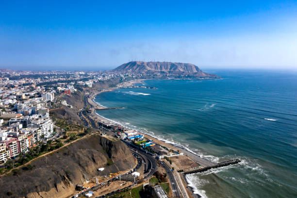 vue aérienne du rivage de lima et de l'océan, projectile de drone du paysage urbain de lima - lima peru photos et images de collection