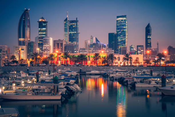 skyline de la ville de koweït le soir - kuwait city photos et images de collection
