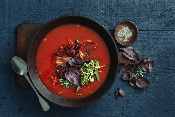 tomaten-, bohnen-, kräuter-und specksuppe - tomato soup red basil table stock-fotos und bilder