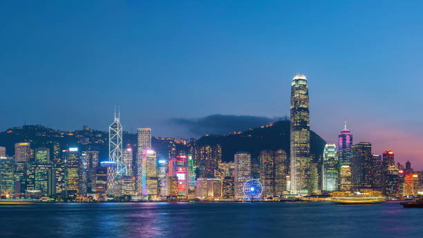 victoria harbor à hong kong au crépuscule - hong kong skyline panoramic china photos et images de collection