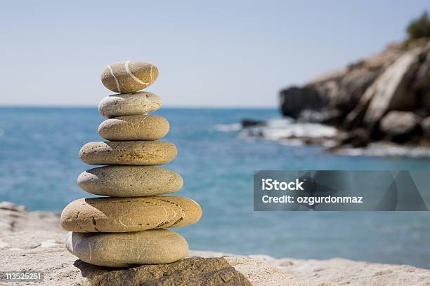 Foto de Equilibrado Pedras By The Sea e mais fotos de stock de Acordo - Acordo, Arranjo, Bem-estar