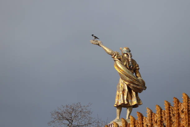 estátua da menina com a grinalda na parte superior do pavilhão ucrânia (igualmente conhecida como a agricultura) após a restauração na exposição vdnh em moscovo - vdnh - fotografias e filmes do acervo