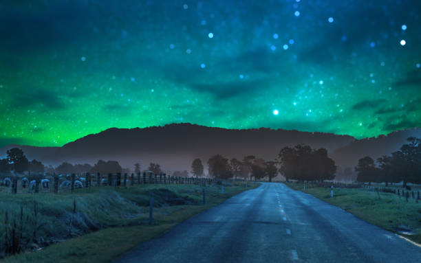 paesaggio naturalistico panoramico nell'isola meridionale della nuova zelanda con via lattea - star shape sky star aurora borealis foto e immagini stock