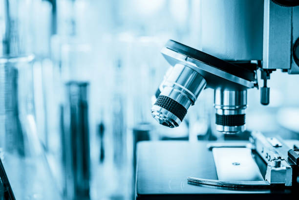 医学の研究または科学開発の概念のための実験室のガラス製品の背景が付いている微生物学の実験室の顕微鏡。 - 顕微鏡 写真 ストックフォトと画像