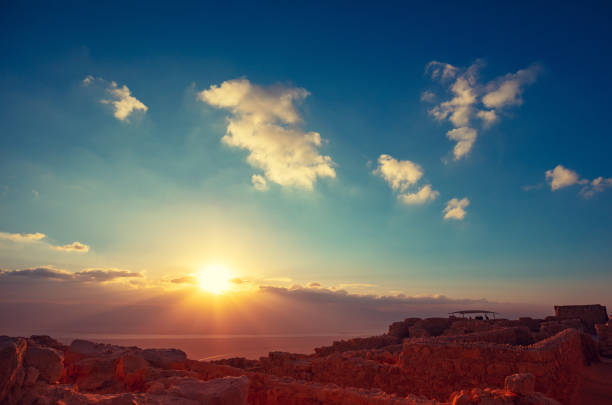 schöner sonnenaufgang über dem toten meer. blick von der festung masada. ruinen des palastes von könig herodes in der wüste judaean - aging process morning outdoors horizontal stock-fotos und bilder