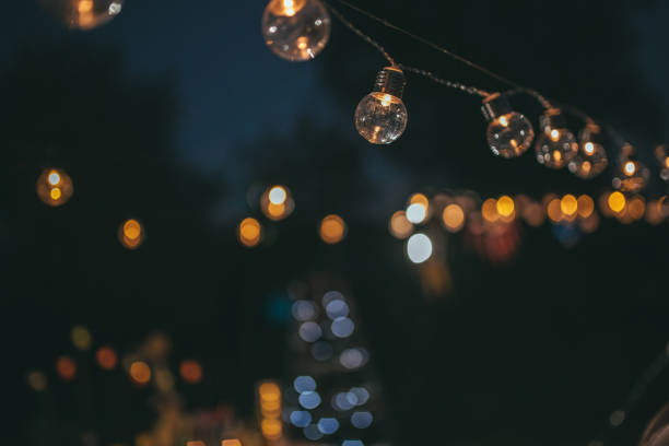 luces de fiesta - bombilla de edison fotografías e imágenes de stock