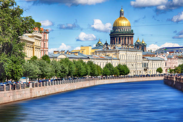 the embankment of the river moika, st. isaac's cathedral at sunset in autumn in st. petersburg - st isaacs cathedral imagens e fotografias de stock