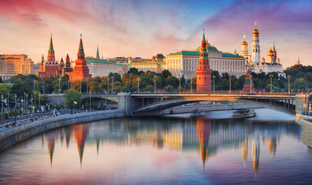 モスクワ、クレムリン、モスクワ川、ロシア - moscow russia russia river panoramic ストックフォトと画像