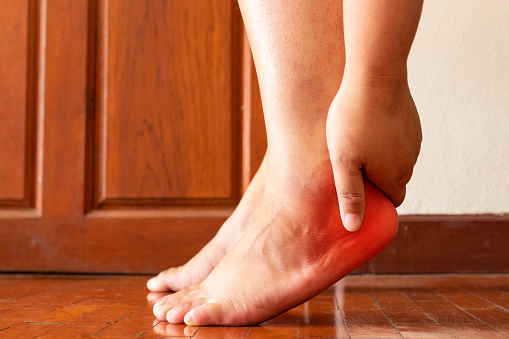 Dolor en el talón del pie femenino o fascitis plantar. Concepto de cuidado de la salud. photo