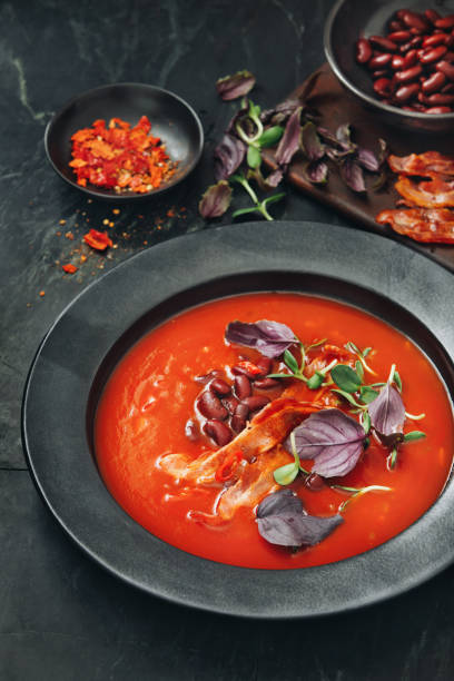 매운 토마토, 콩, 허브, 튀긴 베이컨 수프 - tomato soup red basil table 뉴스 사진 이미지