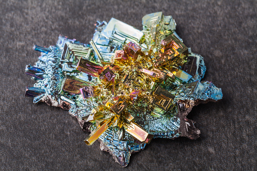 Fotografía macro cercana de un cristal de bismuto sintetizado artificialmente photo
