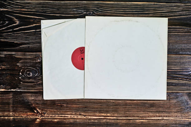 vieux disque vinyle dans la couverture de papier - hardwood floor audio photos et images de collection