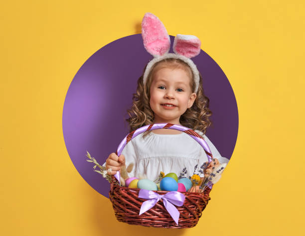 menina com ovos pintados - easter basket eggs yellow - fotografias e filmes do acervo