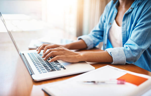 mettere un po 'di duro lavoro durante il fine settimana - typing foto e immagini stock