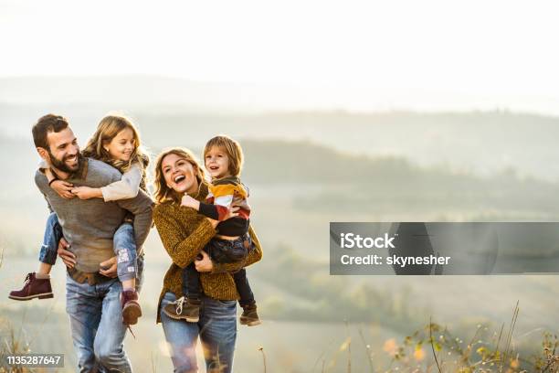 Junge Glückliche Familie Genießen Im Herbst Spaziergang Auf Einem Hügel Stockfoto und mehr Bilder von Familie