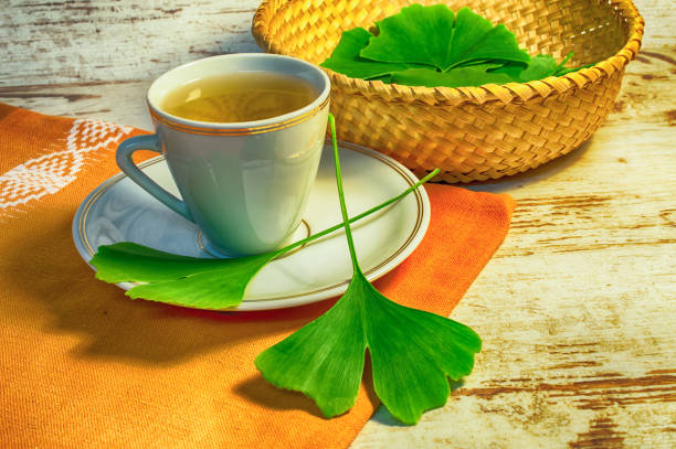 ginkgo biloba tè o foglie di ginko - chinese medicine herb pill nutritional supplement foto e immagini stock