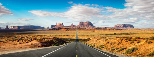 road to monument valley forrest gump point. utah - monument valley usa panoramic imagens e fotografias de stock