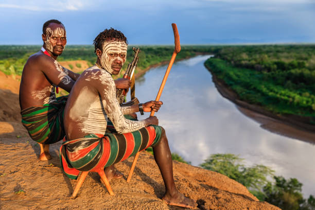 молодые африканские мужчины из племени каро, восточная африка - karo tribe стоковые фото и изображения