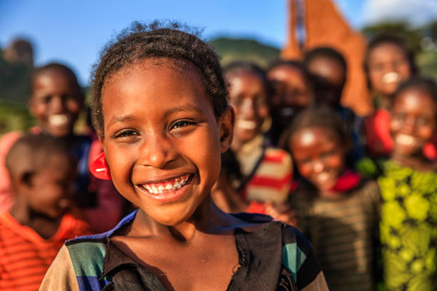 groupe d'enfants africains heureux, afrique de l'est - africa child village smiling photos et images de collection