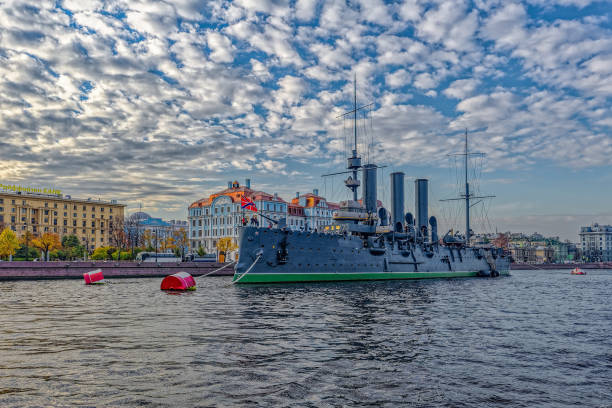 rivoluzionario museo navale cruiser aurora sul fiume neva. la scuola navale nakhimov, san pietroburgo, russia. - naval flag foto e immagini stock