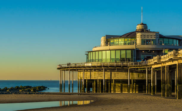 de beroemde pier jetty van blankenberge, belgië, toeristische vakantieplek, de belgische kust, strand met bekende architectuur - blankenberge strand stockfoto's en -beelden