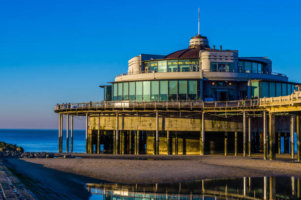 de bekende pier steiger van blankenberge strand, belgië, toeristische hot spot, architectuur van de belgische kust, kleurrijke hemel bij zonsondergang - blankenberge strand stockfoto's en -beelden
