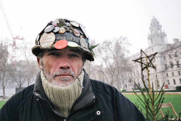 retrato del hombre, en las calles de londres, con un montón de insignias contra la guerra en su casco - social issues celebration civil rights costume fotografías e imágenes de stock