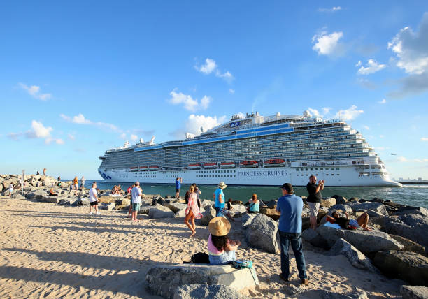 navio de cruzeiros que sae de everglades portuário - celebrity cruise line - fotografias e filmes do acervo