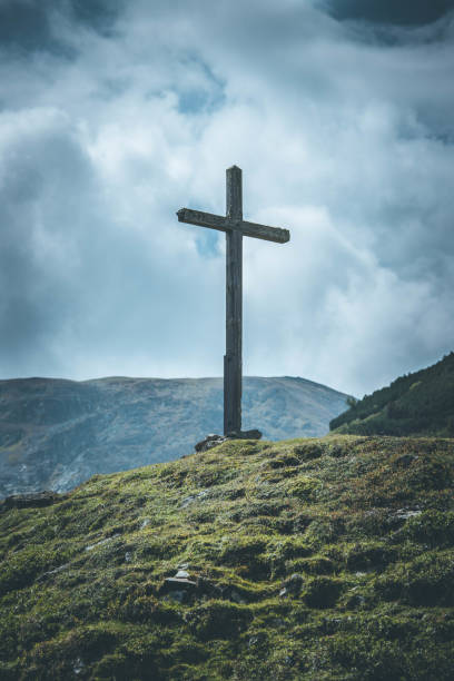 istock Wooden summit cross in the Austrian mountains: Cloudy weather 1135309366