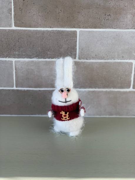 hecho a mano de juguete de punto conejo niño - rabbit baby rabbit hare standing fotografías e imágenes de stock